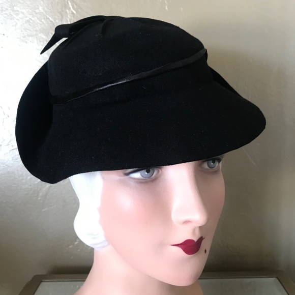 SPLENDID 1930s' BLACK FELT CLOCHE WITH TOPSTITCHING AND SHINY FABRIC TRIM